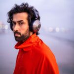 Nakuul Mehta Instagram - Got Gosling & Stone playing me a private concert 🎶 The newest and most anticipated launch from Dyson has finally entered the Indian market- The Dyson Zone Headphones. Superior quality audio with upto 50 hours of long running battery life. A game changer!🎧 #dysonzone #DysonIndia #Gifted