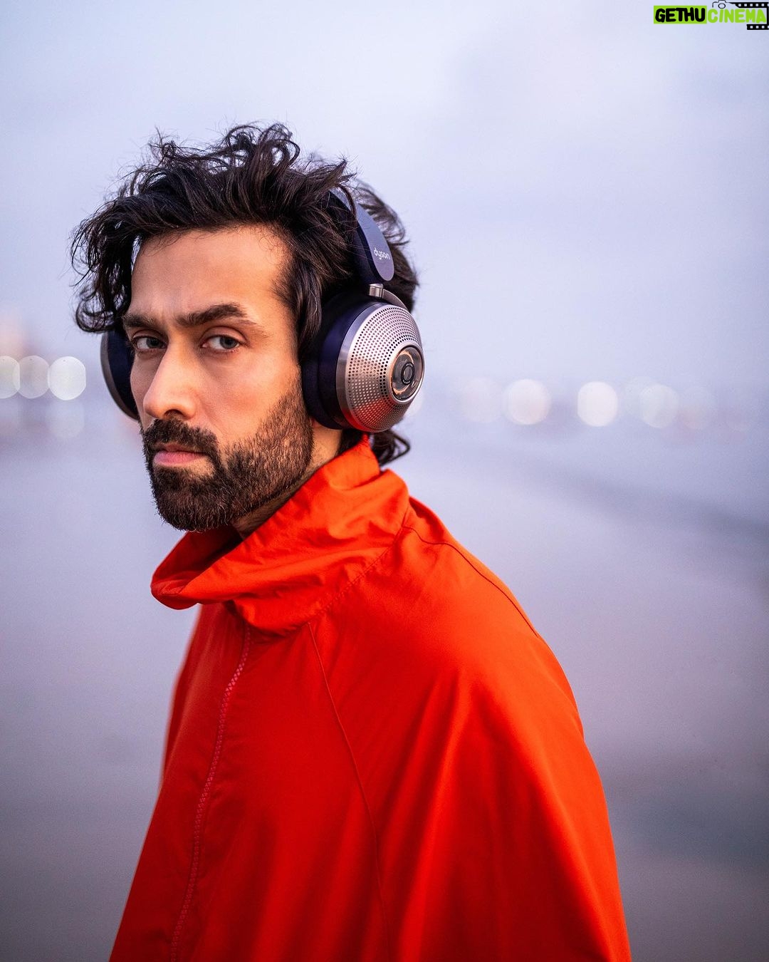 Nakuul Mehta Instagram - Got Gosling & Stone playing me a private concert 🎶 The newest and most anticipated launch from Dyson has finally entered the Indian market- The Dyson Zone Headphones. Superior quality audio with upto 50 hours of long running battery life. A game changer!🎧 #dysonzone #DysonIndia #Gifted