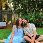 Nakuul Mehta Instagram - Still not sure if it’s the people which make the home or home which gives you a grounding to deeply connect with your own.. in this case we found both. Joy and tranquility with tonnes of madness at the lovely @villa_magnolia_alibaug with the fam crew❤️ Feel free to make it yours when you crave something similar courtesy the good guys @stayvista_official. Leaving you a code which may make your holiday happier whilst you book: NAKUUL10 Tab tak @anuvjain ke gaane pe trip karo 🤙🏼