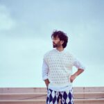 Nakuul Mehta Instagram - गाना सही लगा @dieppj ने चेयर पे बैठाया कोल्हापुरी ख़ुद पहनी बाक़ी आपके सामने है