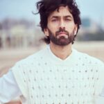 Nakuul Mehta Instagram - गाना सही लगा @dieppj ने चेयर पे बैठाया कोल्हापुरी ख़ुद पहनी बाक़ी आपके सामने है