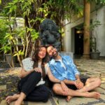 Nakuul Mehta Instagram - Spent a ‘Dharma’ weekend singing ‘Tiger Baby’ Songs and relishing very ‘Rajshri’ food with the extended fam jam in this gorgeous find @villa_magnolia_alibaug courtesy the very ‘Yashraj’ (read: generous) @stayvista_official 💚 Feel free to savour the joy by using this coupon code: NAKUUL10 and making your holiday just as cinematic & joyful. You may miss my dope photography chops but for everything else there is @stayvista_official #Hosted