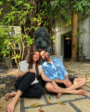 Nakuul Mehta Instagram - Spent a ‘Dharma’ weekend singing ‘Tiger Baby’ Songs and relishing very ‘Rajshri’ food with the extended fam jam in this gorgeous find @villa_magnolia_alibaug courtesy the very ‘Yashraj’ (read: generous) @stayvista_official 💚

Feel free to savour the joy by using this coupon code: NAKUUL10 and making your holiday just as cinematic & joyful. You may miss my dope photography chops but for everything else there is @stayvista_official 

#Hosted