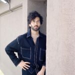Nakuul Mehta Instagram - Vintage film 🎞️ 𝒶𝓋ℯ𝒸 @dieppj . 🖤 @stylingbyvictor @sohail__mughal___