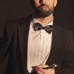 Nakuul Mehta Instagram - Wanna love like that, that, that, that, that…… 🖤 . . For the January cover of the @glariconic ♣️ @amitkhannaphotography @stylingbyvictor x @sohail__mughal___ @sahil_anand_arora
