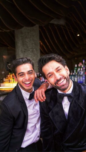 Nakuul Mehta Instagram - In this fast food, swipe left world we live in
Bringing back some ol school Geeta Dutt feelz
For good measure 

🎶Babuji dheere chalna with my junior from school/ senior in art > @jainil_dreamtodance 🫶

Happy Women’s Day 🫶