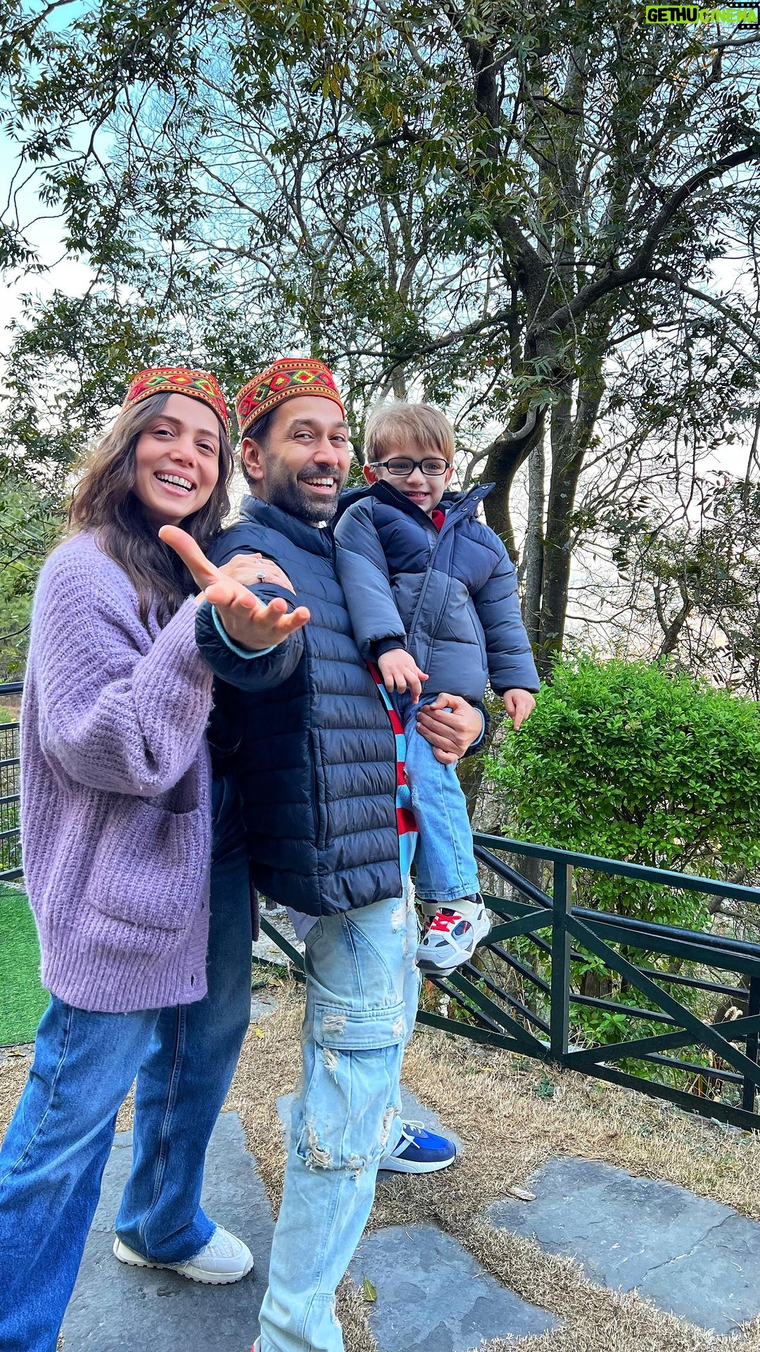 Nakuul Mehta Instagram - New Year love from our mon-key & his good folks 🐒❤️