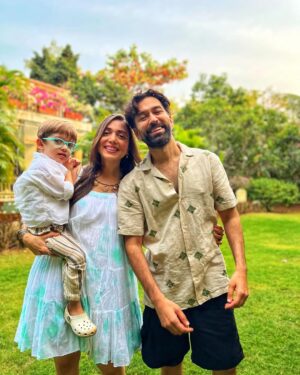 Nakuul Mehta Instagram - Spent a ‘Dharma’ weekend singing ‘Tiger Baby’ Songs and relishing very ‘Rajshri’ food with the extended fam jam in this gorgeous find @villa_magnolia_alibaug courtesy the very ‘Yashraj’ (read: generous) @stayvista_official 💚

Feel free to savour the joy by using this coupon code: NAKUUL10 and making your holiday just as cinematic & joyful. You may miss my dope photography chops but for everything else there is @stayvista_official 

#Hosted