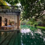 Nakuul Mehta Instagram - Spent a ‘Dharma’ weekend singing ‘Tiger Baby’ Songs and relishing very ‘Rajshri’ food with the extended fam jam in this gorgeous find @villa_magnolia_alibaug courtesy the very ‘Yashraj’ (read: generous) @stayvista_official 💚 Feel free to savour the joy by using this coupon code: NAKUUL10 and making your holiday just as cinematic & joyful. You may miss my dope photography chops but for everything else there is @stayvista_official #Hosted