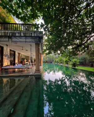 Nakuul Mehta Instagram - Spent a ‘Dharma’ weekend singing ‘Tiger Baby’ Songs and relishing very ‘Rajshri’ food with the extended fam jam in this gorgeous find @villa_magnolia_alibaug courtesy the very ‘Yashraj’ (read: generous) @stayvista_official 💚

Feel free to savour the joy by using this coupon code: NAKUUL10 and making your holiday just as cinematic & joyful. You may miss my dope photography chops but for everything else there is @stayvista_official 

#Hosted