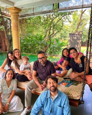 Nakuul Mehta Instagram - Spent a ‘Dharma’ weekend singing ‘Tiger Baby’ Songs and relishing very ‘Rajshri’ food with the extended fam jam in this gorgeous find @villa_magnolia_alibaug courtesy the very ‘Yashraj’ (read: generous) @stayvista_official 💚

Feel free to savour the joy by using this coupon code: NAKUUL10 and making your holiday just as cinematic & joyful. You may miss my dope photography chops but for everything else there is @stayvista_official 

#Hosted