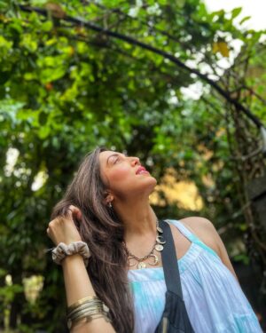 Nakuul Mehta Instagram - Spent a ‘Dharma’ weekend singing ‘Tiger Baby’ Songs and relishing very ‘Rajshri’ food with the extended fam jam in this gorgeous find @villa_magnolia_alibaug courtesy the very ‘Yashraj’ (read: generous) @stayvista_official 💚

Feel free to savour the joy by using this coupon code: NAKUUL10 and making your holiday just as cinematic & joyful. You may miss my dope photography chops but for everything else there is @stayvista_official 

#Hosted