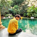 Nakuul Mehta Instagram - Spent a ‘Dharma’ weekend singing ‘Tiger Baby’ Songs and relishing very ‘Rajshri’ food with the extended fam jam in this gorgeous find @villa_magnolia_alibaug courtesy the very ‘Yashraj’ (read: generous) @stayvista_official 💚 Feel free to savour the joy by using this coupon code: NAKUUL10 and making your holiday just as cinematic & joyful. You may miss my dope photography chops but for everything else there is @stayvista_official #Hosted