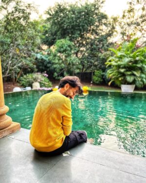 Nakuul Mehta Instagram - Spent a ‘Dharma’ weekend singing ‘Tiger Baby’ Songs and relishing very ‘Rajshri’ food with the extended fam jam in this gorgeous find @villa_magnolia_alibaug courtesy the very ‘Yashraj’ (read: generous) @stayvista_official 💚

Feel free to savour the joy by using this coupon code: NAKUUL10 and making your holiday just as cinematic & joyful. You may miss my dope photography chops but for everything else there is @stayvista_official 

#Hosted