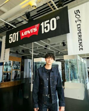 Nam Yoon-su Instagram - 데님아이콘 리바이스501®  150주년 너무 축합니다. 이를 기념하기 위해 ,저도 참석했습니다.👖.

#Levis #LiveInLevis #리바이스 #501 #150yearsof501