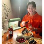 Nam Yoon-su Instagram - #광고  발렌타인에서 하이볼 키트를 보내주셔서 발렌타인과 함께 제가 좋아하는 하이볼을 즐겨봤어요. 촬영후 먹는 하이볼은 하루피로가 싸악 녹아내리네요. 발렌타인 파이니스트에 스파클링 워터 넣고 얼음 가득 넣어서 즐겨봤는데, 부드러우면서 고급스러운 맛이 정말 너무 좋더라구요. 햄버거 파스타와도 페어링이 좋네요. 여러분도 혼술하고 싶을때 쉽고 편하게 만들어 먹을 수 있는 발렌타인 하이볼 어떠세요? 강추+! Drink Responsibly 경고: 지나친 음주는 뇌졸중, 기억력손상이나 치매를 유발합니다. 임신 중 음주는 기형아 출생 위험을 높입니다.  제품명: 발렌타인 파이니스트, 발렌타인 7 년 버번 피니쉬 제조국: 스코틀랜드 수입업소: ㈜ 페르노리카코리아 @ballantines_kr #발렌타인 #Ballantines #우리가깊어지는시간 #TIMEWELLSPENT #발렌타인하이볼