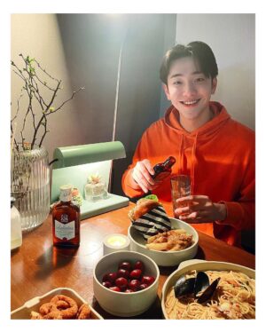 Nam Yoon-su Instagram - #광고 

발렌타인에서 하이볼 키트를 보내주셔서 발렌타인과 함께 
제가 좋아하는 하이볼을 즐겨봤어요.
촬영후 먹는 하이볼은 하루피로가 싸악 녹아내리네요.
발렌타인 파이니스트에 스파클링 워터 넣고 얼음 가득 넣어서 즐겨봤는데, 부드러우면서
고급스러운 맛이 정말 너무 좋더라구요.
햄버거 파스타와도 페어링이 좋네요.

여러분도 혼술하고 싶을때 
쉽고 편하게 만들어 먹을 수 있는 발렌타인 하이볼 어떠세요? 강추+!

Drink Responsibly 경고: 지나친 음주는 뇌졸중, 기억력손상이나 치매를 유발합니다. 임신 중 음주는 기형아 출생 위험을 높입니다. 
제품명: 발렌타인 파이니스트, 발렌타인 7 년 버번 피니쉬
제조국: 스코틀랜드 수입업소: ㈜ 페르노리카코리아

@ballantines_kr #발렌타인 #Ballantines #우리가깊어지는시간 #TIMEWELLSPENT #발렌타인하이볼