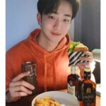 Nam Yoon-su Instagram - #광고  발렌타인에서 하이볼 키트를 보내주셔서 발렌타인과 함께 제가 좋아하는 하이볼을 즐겨봤어요. 촬영후 먹는 하이볼은 하루피로가 싸악 녹아내리네요. 발렌타인 파이니스트에 스파클링 워터 넣고 얼음 가득 넣어서 즐겨봤는데, 부드러우면서 고급스러운 맛이 정말 너무 좋더라구요. 햄버거 파스타와도 페어링이 좋네요. 여러분도 혼술하고 싶을때 쉽고 편하게 만들어 먹을 수 있는 발렌타인 하이볼 어떠세요? 강추+! Drink Responsibly 경고: 지나친 음주는 뇌졸중, 기억력손상이나 치매를 유발합니다. 임신 중 음주는 기형아 출생 위험을 높입니다.  제품명: 발렌타인 파이니스트, 발렌타인 7 년 버번 피니쉬 제조국: 스코틀랜드 수입업소: ㈜ 페르노리카코리아 @ballantines_kr #발렌타인 #Ballantines #우리가깊어지는시간 #TIMEWELLSPENT #발렌타인하이볼
