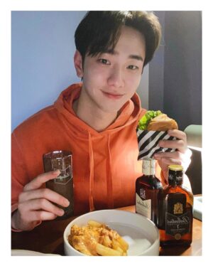 Nam Yoon-su Instagram - #광고 

발렌타인에서 하이볼 키트를 보내주셔서 발렌타인과 함께 
제가 좋아하는 하이볼을 즐겨봤어요.
촬영후 먹는 하이볼은 하루피로가 싸악 녹아내리네요.
발렌타인 파이니스트에 스파클링 워터 넣고 얼음 가득 넣어서 즐겨봤는데, 부드러우면서
고급스러운 맛이 정말 너무 좋더라구요.
햄버거 파스타와도 페어링이 좋네요.

여러분도 혼술하고 싶을때 
쉽고 편하게 만들어 먹을 수 있는 발렌타인 하이볼 어떠세요? 강추+!

Drink Responsibly 경고: 지나친 음주는 뇌졸중, 기억력손상이나 치매를 유발합니다. 임신 중 음주는 기형아 출생 위험을 높입니다. 
제품명: 발렌타인 파이니스트, 발렌타인 7 년 버번 피니쉬
제조국: 스코틀랜드 수입업소: ㈜ 페르노리카코리아

@ballantines_kr #발렌타인 #Ballantines #우리가깊어지는시간 #TIMEWELLSPENT #발렌타인하이볼