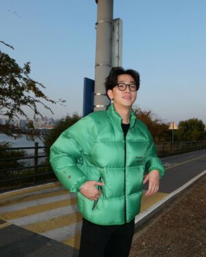 Nam Yoon-su Instagram - 슬슬 패딩 입을때 되었죠?!
데상트 x 마세라티 
#광고 
#descente #데상트 #패딩