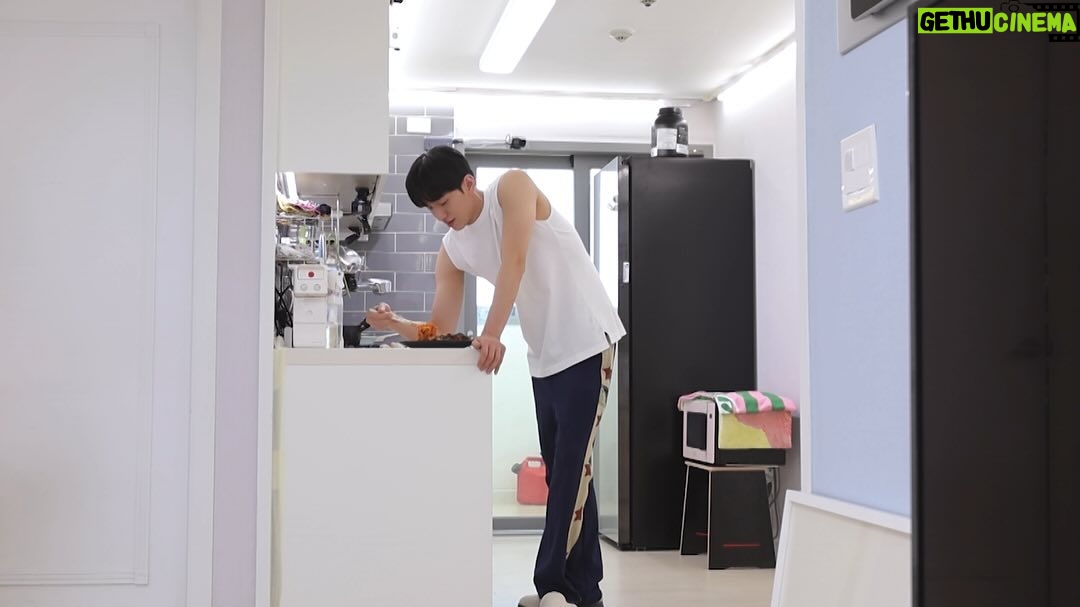 Nam Yoon-su Instagram - 조금 있다가 만나요. 8시30분 KBS2 .