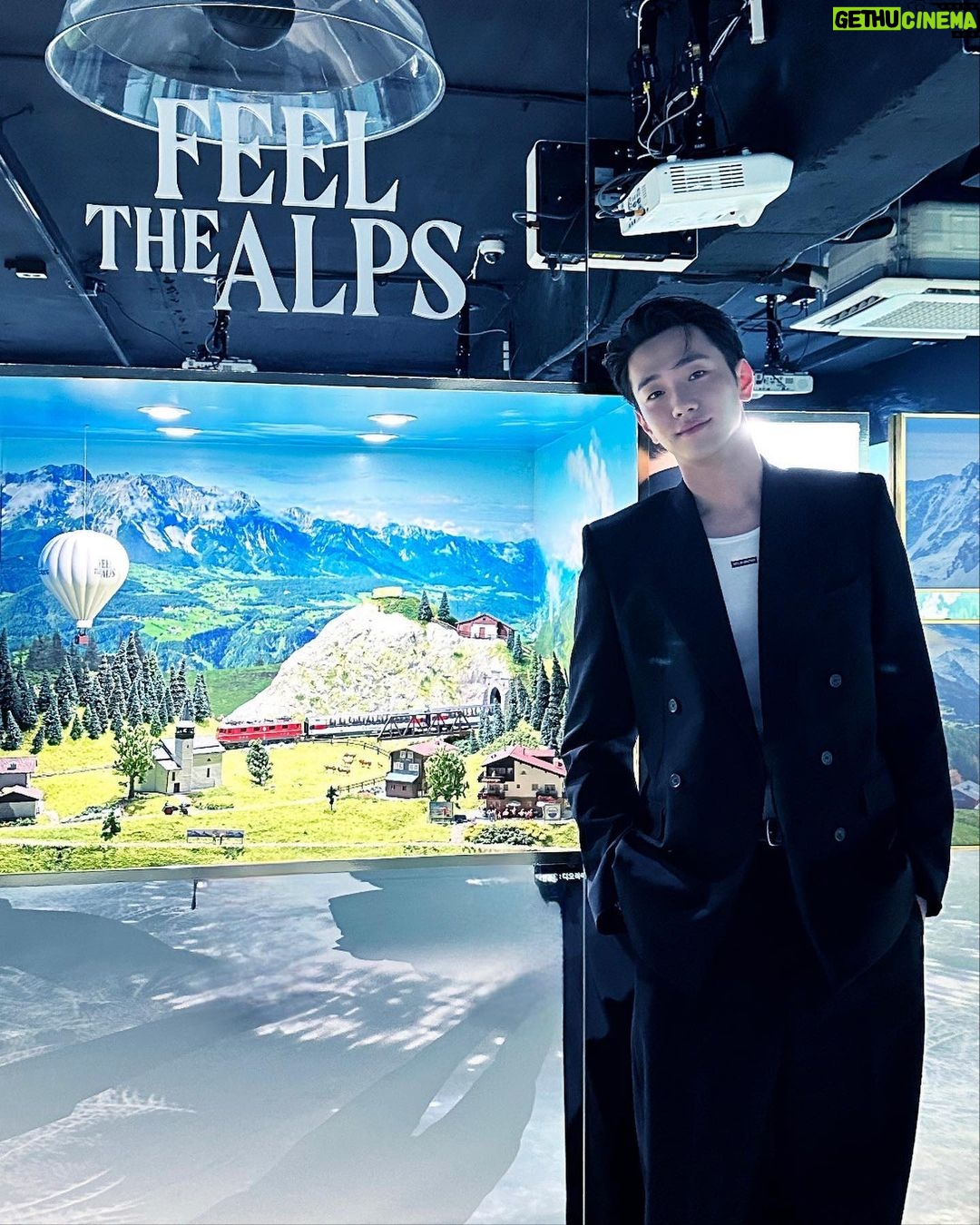 Nam Yoon-su Instagram - #AD @edelweiss_kr 에델바이스 FEEL THE ALPS 팝업스토어 7월 9일까지 압구정에서 알프스의 생생함을 직접 느껴볼 수 있는 에델바이스 팝업스토어로 여러분도 놀러오세요.😉. #에델바이스 #에델바이스팝업 #나만을위한한잔 #edelweiss #FEELTHEALPS #FEELTHEALPSINAPGUJUNG *경고 : 지나친 음주는 뇌졸증, 기억력 손상이나 치매를 유발합니다. 임신 중 음주는 기형아 출생 위험을 높입니다.