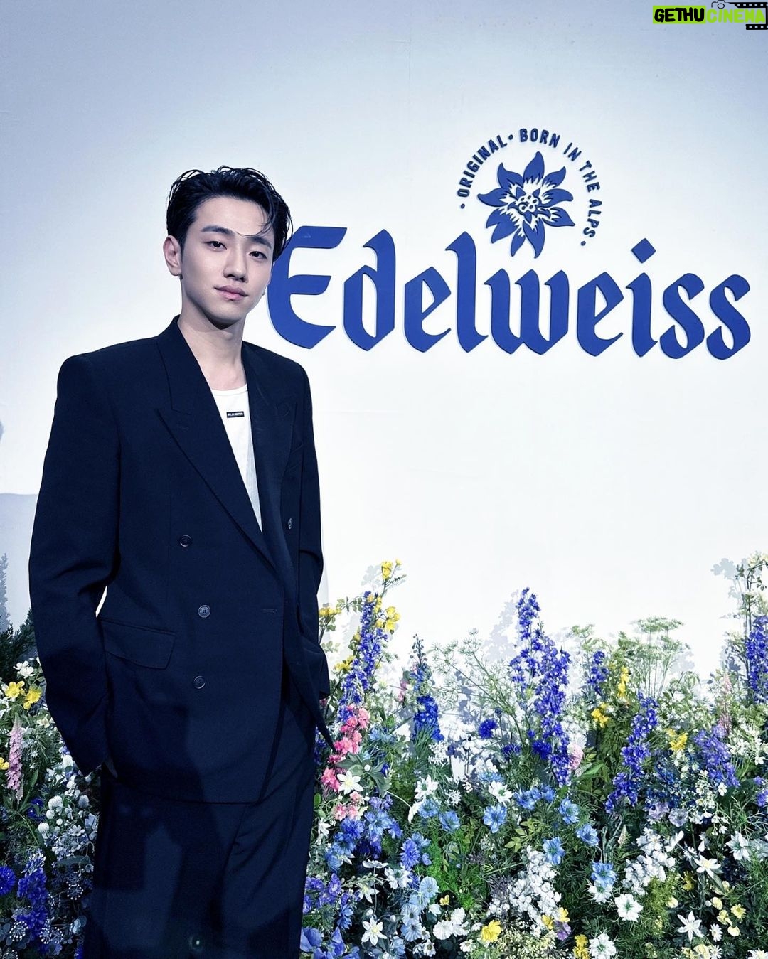 Nam Yoon-su Instagram - #AD @edelweiss_kr 에델바이스 FEEL THE ALPS 팝업스토어 7월 9일까지 압구정에서 알프스의 생생함을 직접 느껴볼 수 있는 에델바이스 팝업스토어로 여러분도 놀러오세요.😉. #에델바이스 #에델바이스팝업 #나만을위한한잔 #edelweiss #FEELTHEALPS #FEELTHEALPSINAPGUJUNG *경고 : 지나친 음주는 뇌졸증, 기억력 손상이나 치매를 유발합니다. 임신 중 음주는 기형아 출생 위험을 높입니다.