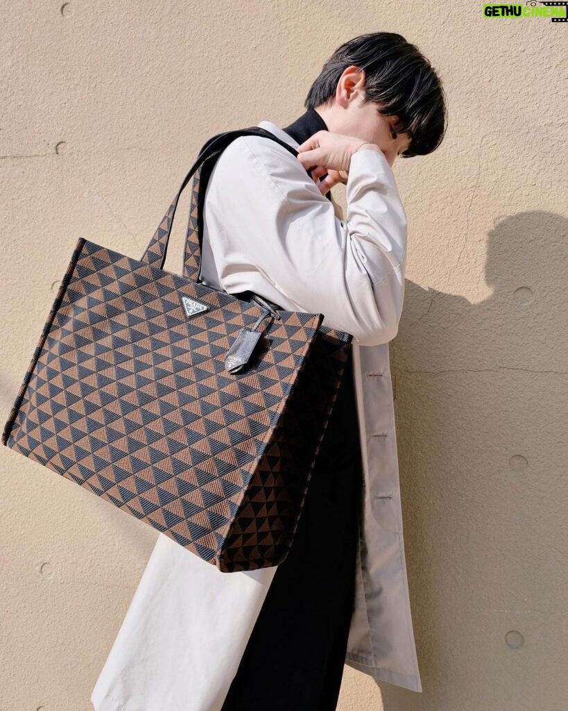 Nam Yoon-su Instagram - It's My Bag.👜. #광고 @prada 트라이앵글의 변신!! 기하학적이고 모던하게 재해석한 #PradaSymbole
