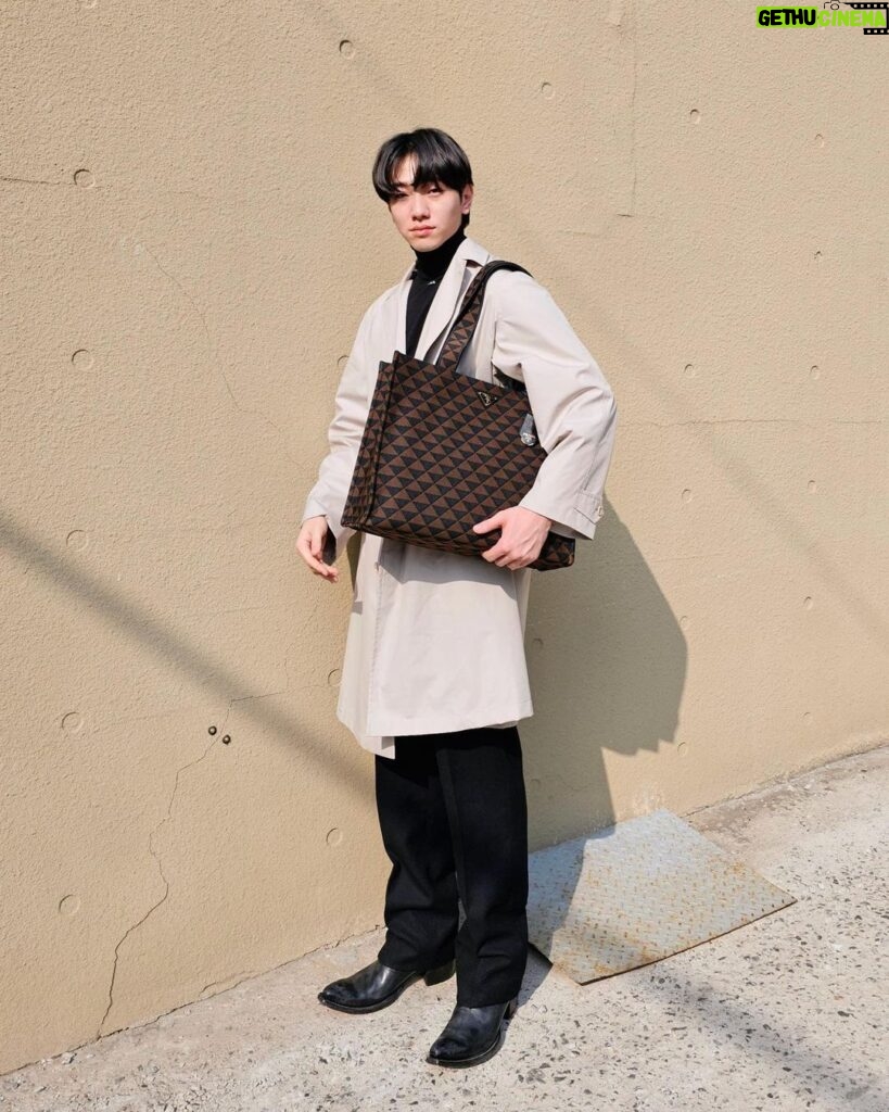 Nam Yoon-su Instagram - It's My Bag.👜. #광고 @prada 트라이앵글의 변신!! 기하학적이고 모던하게 재해석한 #PradaSymbole