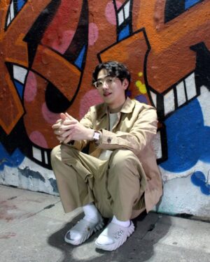 Nam Yoon-su Instagram - 크록스의 새로운 에코 컬렉션과 함께 나만의 힙한 캠퍼스 룩으로 활기찬 신학기 시작해봐요 🙌 #광고 #크록스 #지비츠 #crocs @crocskorea