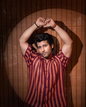 Namish Taneja Instagram - Sway 🧡
.
.
.
.
.
📸 @deepak_das_photography @kakali_das_photography 
Styling : @shalu_jaiswani 
🖌 @makeup_artist_dipak_nayak_ 
Hair: @hmu_by_rb 

#NamishTaneja
#allbecauseofmyfans