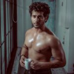 Namish Taneja Instagram - 🖤 . . . . 📸 @deepak_das_photography @kakali_das_photography Fashion: @shalu_jaiswani 🖌 @makeup_artist_dipak_nayak_ Hair: @hmu_by_rb #allbecauseofmyfans #namishtaneja