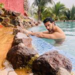 Namish Taneja Instagram - I never feel more alone than when I’m trying to put sunscreen on my back.” 🤣 😂 #naturelover #beautyfullnature @fazlaninaturesnest #allbecauseofmyfans