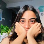Namitha Pramod Instagram – Flaunting messy waves, sun-kissed chocolate eyes, and Poppo🤌🏻♥️

#nomakeup