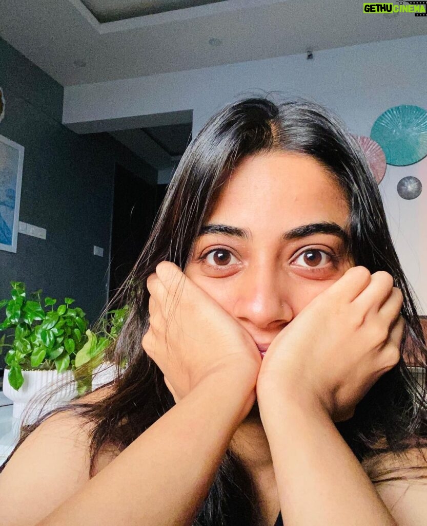 Namitha Pramod Instagram - Flaunting messy waves, sun-kissed chocolate eyes, and Poppo🤌🏻♥ #nomakeup