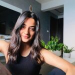 Namitha Pramod Instagram – Flaunting messy waves, sun-kissed chocolate eyes, and Poppo🤌🏻♥️

#nomakeup