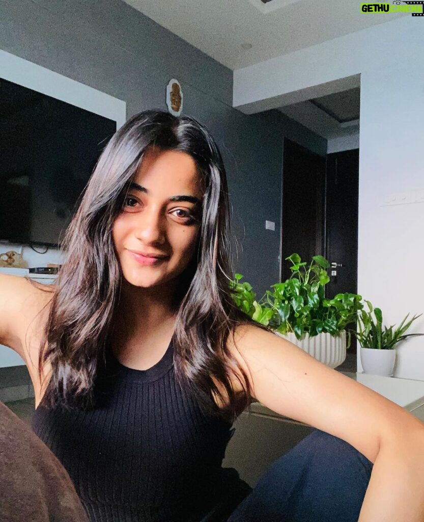 Namitha Pramod Instagram - Flaunting messy waves, sun-kissed chocolate eyes, and Poppo🤌🏻♥ #nomakeup