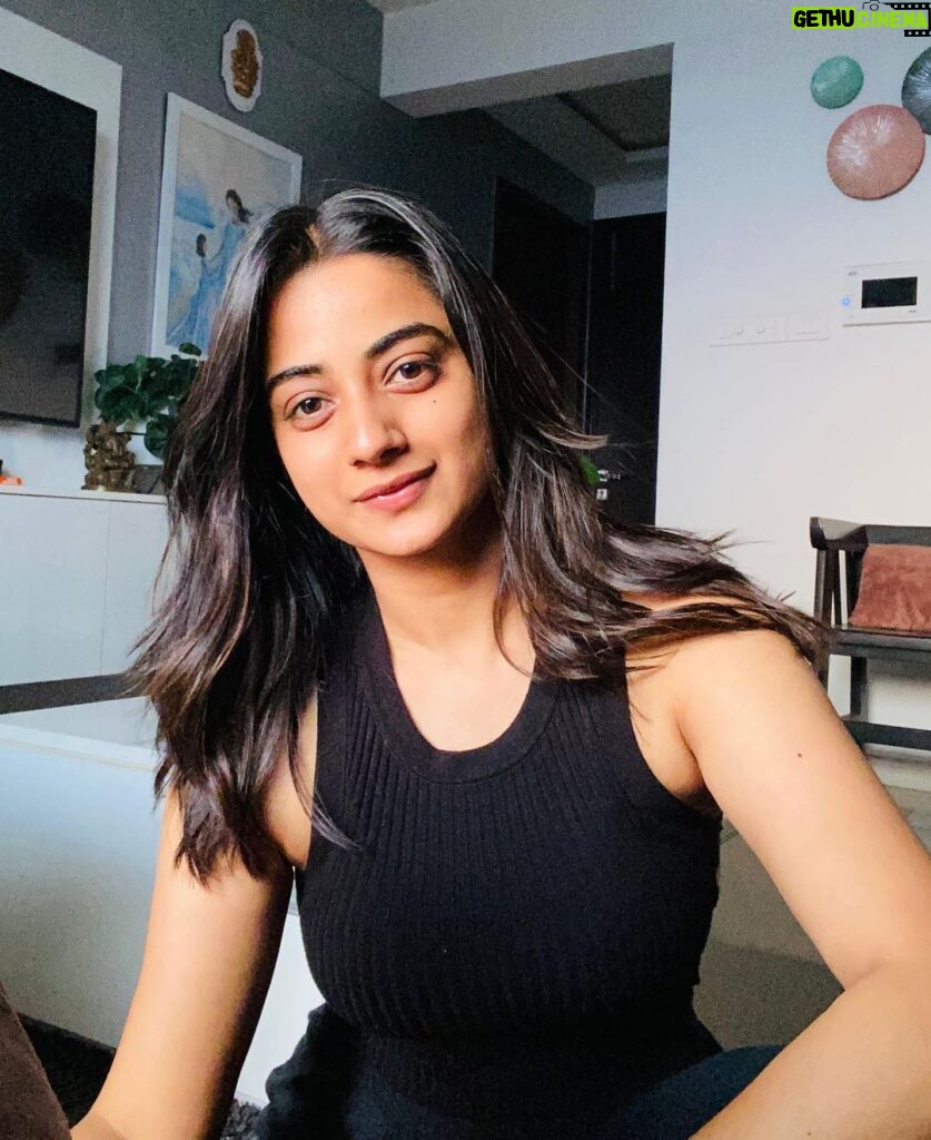 Namitha Pramod Instagram - Flaunting messy waves, sun-kissed chocolate eyes, and Poppo🤌🏻♥️ #nomakeup