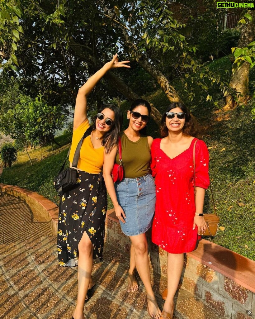 Namitha Pramod Instagram - Vacay with fav girls at fav place ✨🫶🏼♥️☀️ @mountainshadowswayanad @nichestays Mountain Shadows Wayanad