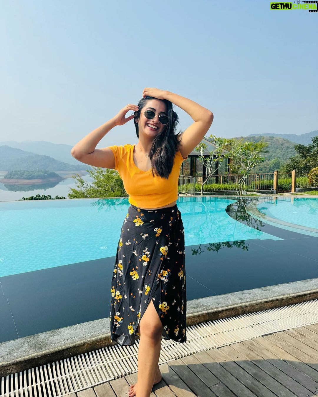 Namitha Pramod Instagram - Vacay with fav girls at fav place ✨🫶🏼♥️☀️ @mountainshadowswayanad @nichestays Mountain Shadows Wayanad