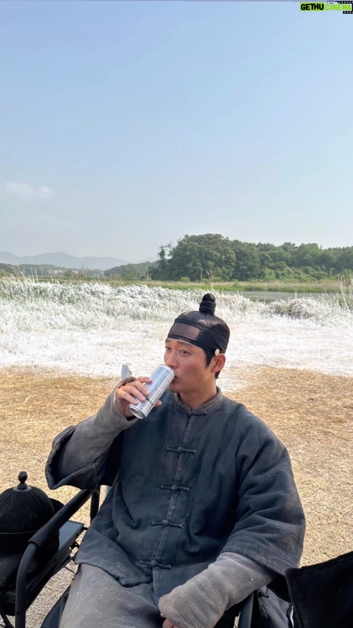 Namkoong Min Instagram - 유난히 더웠던 5월의 겨울 더위와 먼지와 눈가루와 다같이 고군분투하며🔥 4일간의 보령 촬영 무사히 완료 벌써부터 #연인👨❤️💋👨이 기다려지는 이유 다들 고생하셨습니다!