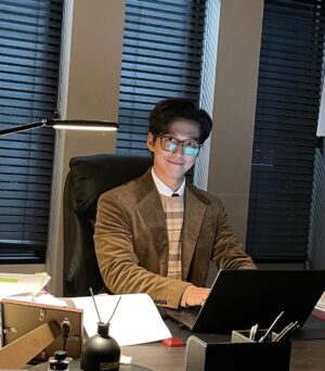 Namkoong Min Instagram - 천변의 숨겨진 비밀😎
이번주 #천원짜리변호사 에서 밝혀집니다
8🔥, 9🔥, 10🔥 #climax