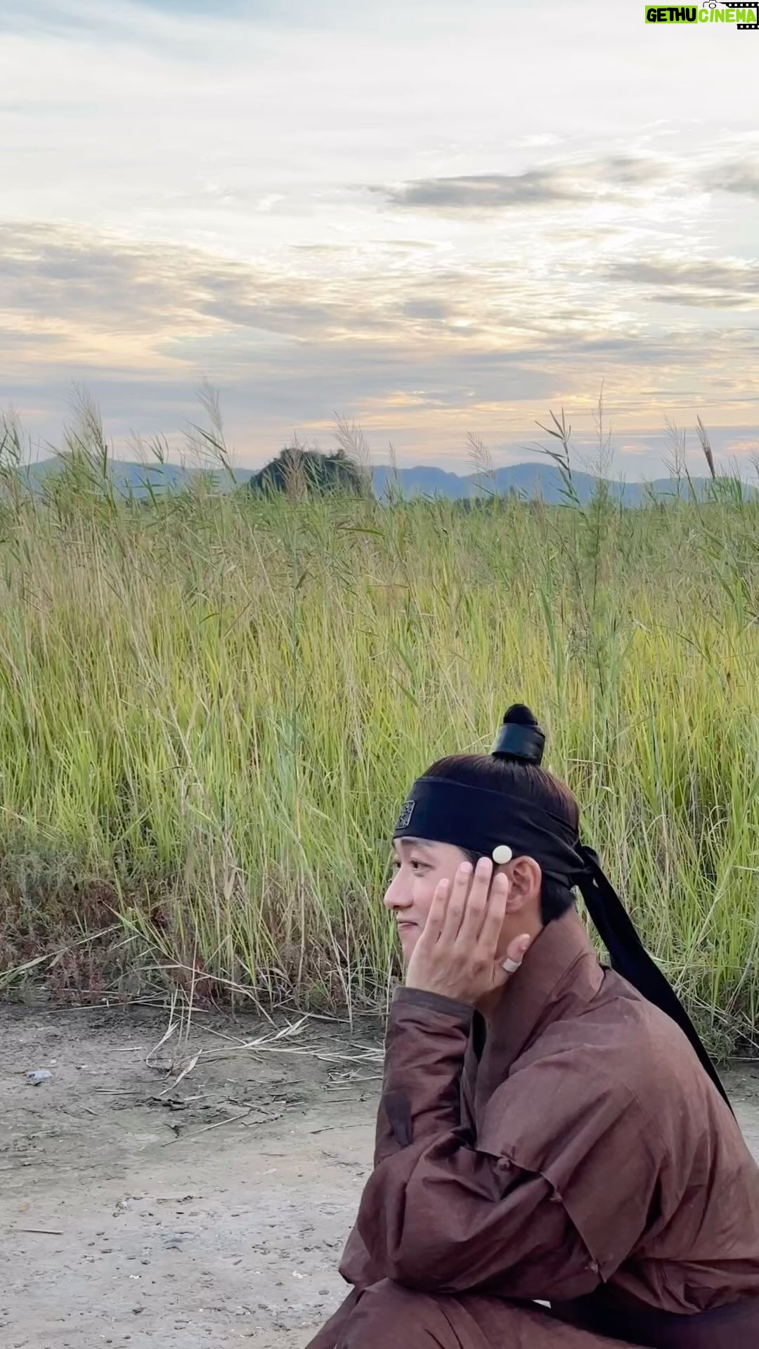 Namkoong Min Instagram - 끝나지 않는 고민 #연인 #액션 준호야 고맙다