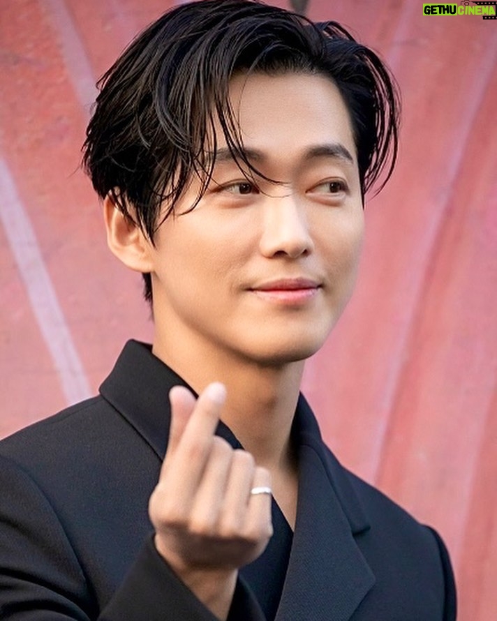 Namkoong Min Instagram - 상쾌한하루 되세요🥰 @FERRAGAMO @_MAXIMILANDAVIS_ #FERRAGAMO #FERRAGAMOSS24 #광고
