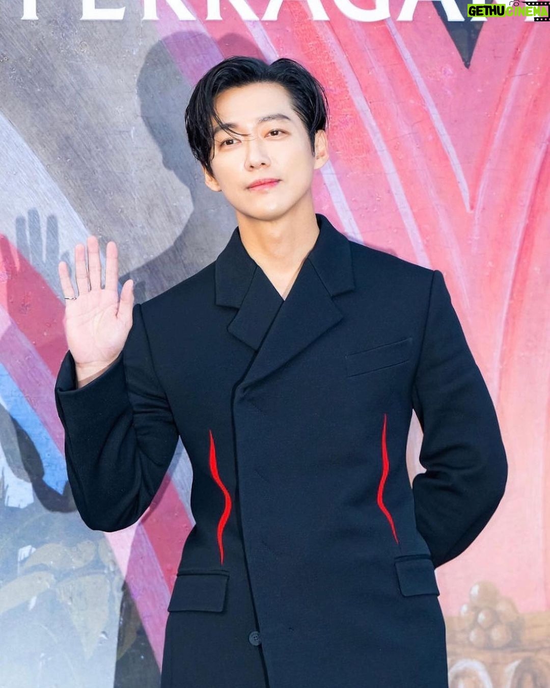 Namkoong Min Instagram - 상쾌한하루 되세요🥰 @FERRAGAMO @_MAXIMILANDAVIS_ #FERRAGAMO #FERRAGAMOSS24 #광고