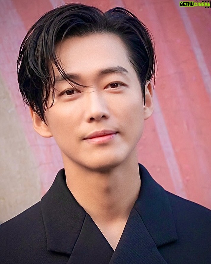 Namkoong Min Instagram - 상쾌한하루 되세요🥰 @FERRAGAMO @_MAXIMILANDAVIS_ #FERRAGAMO #FERRAGAMOSS24 #광고