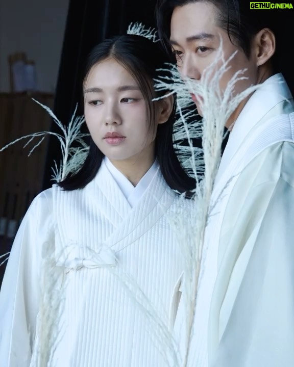 Namkoong Min - 196.4K Likes - 인연#연인
with @eunjin___a @dazedkorea