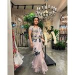 Namrata Shirodkar Instagram – A fabulous new collection by @gazalguptacouture ✨ 
Had a wonderful time with some nice Delhi gupshup!

@pinkyreddyofficial @archiemirchi 
@bobbykandhari @gazalgglove

Jewellery: @irasvafinejewellery