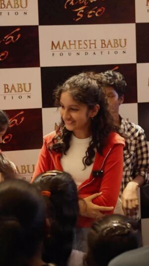Namrata Shirodkar Instagram - It’s a house-full of radiant smiles!! 😍 

It gives us immense joy in celebrating our SuperStar @urstrulymahesh ‘s latest flick #GunturKaaram with these Wonderful Children from Cheers Foundation at  @amb_cinemas . 

Special thanks to our princess @sitaraghattamaneni for taking this initiative ♥️