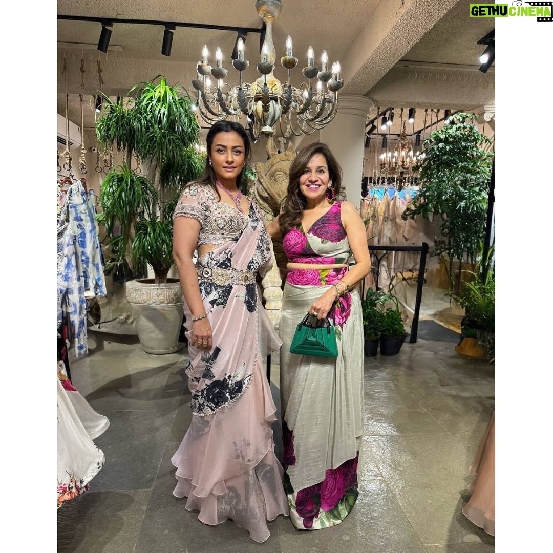 Namrata Shirodkar Instagram - A fabulous new collection by @gazalguptacouture ✨ Had a wonderful time with some nice Delhi gupshup! @pinkyreddyofficial @archiemirchi @bobbykandhari @gazalgglove Jewellery: @irasvafinejewellery